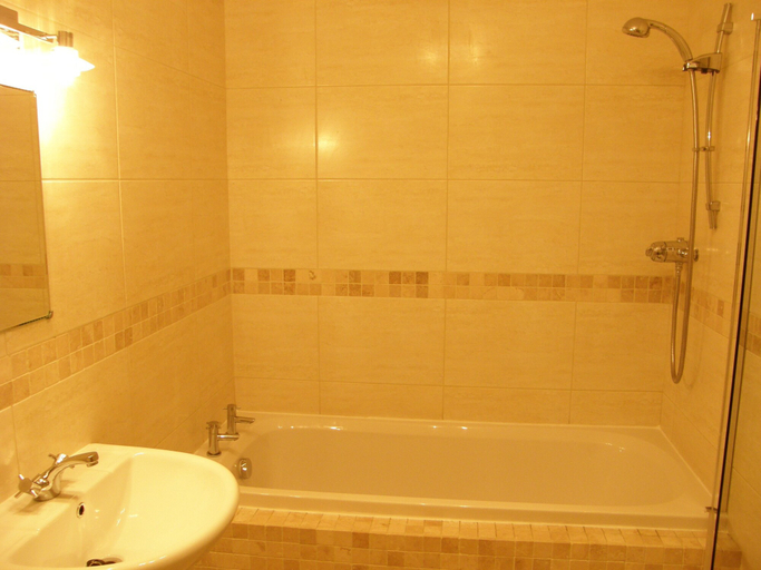 Bathroom 3, The Shelbourne Apartments, Sefton