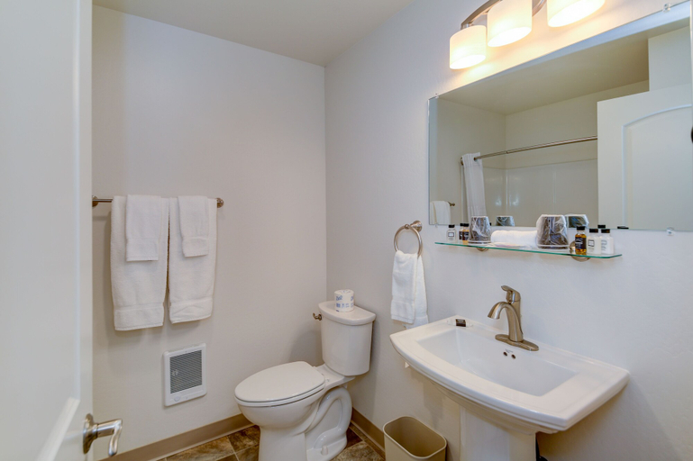 Bathroom 4, The Roosevelt Hotel - Yellowstone, Park