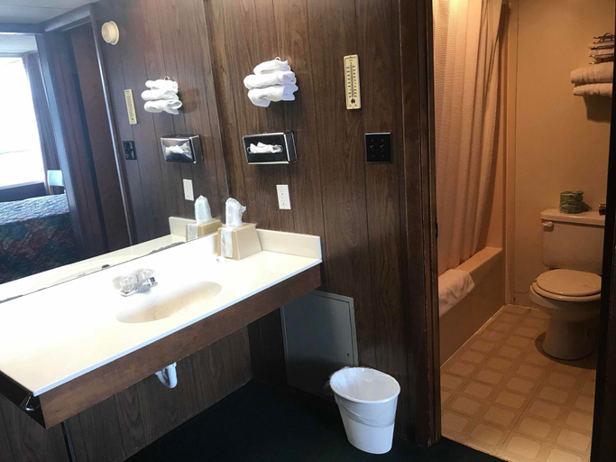 Bathroom 4, Budget Host Village Inn, Adair