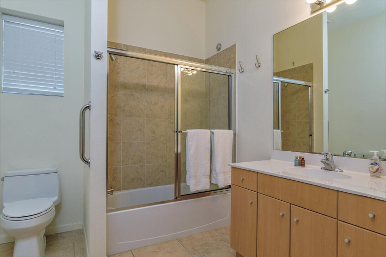 Bathroom 3, Las Verandas by Padre Getaways, Cameron