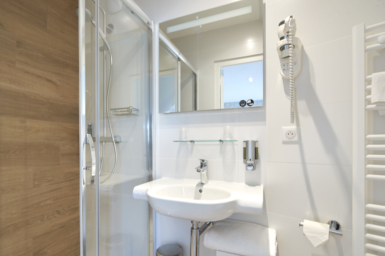Bathroom 4, Les Chants d'Ailes - Hôtel Face Mer, Loire-Atlantique