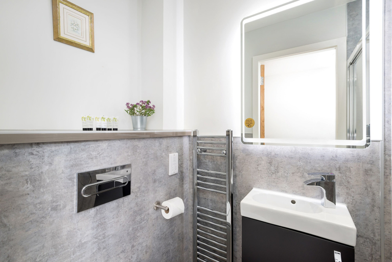 Bathroom 3, Smith Place Hotel, Edinburgh