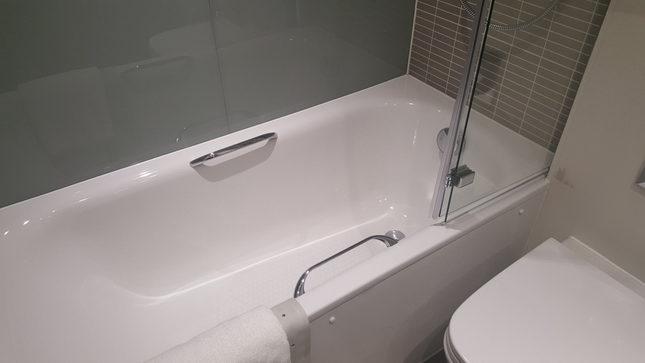 Bathroom 5, Holiday Inn DERBY - NOTTINGHAM M1, JCT.25 by IHG, Derbyshire