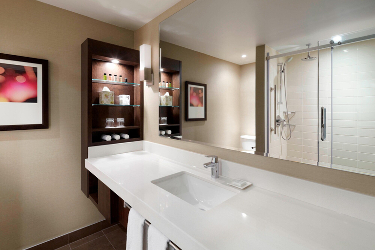 Bathroom 5, Delta Hotels by Marriott Montreal, Montréal