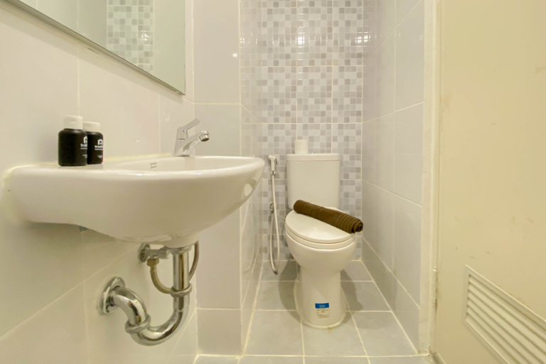 Bathroom 5, Warm and Homey Studio Tokyo Riverside PIK 2 Apartment By Travelio, Tangerang