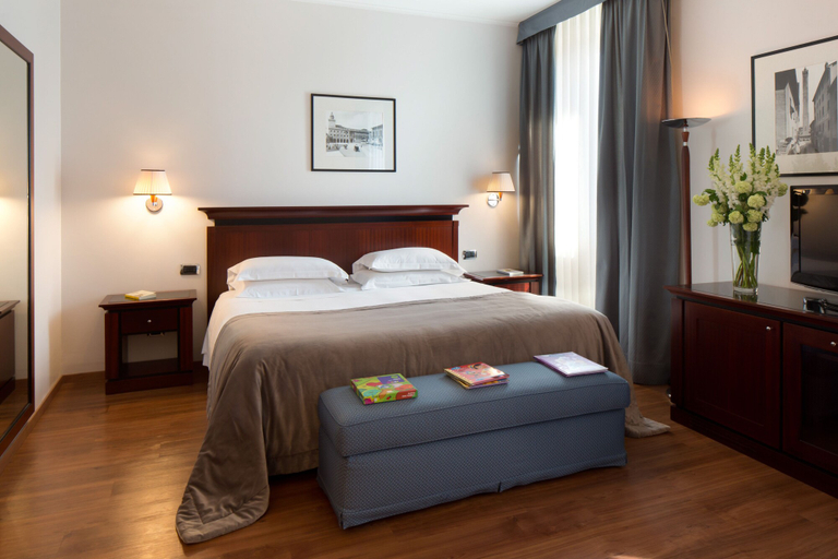 Bedroom 2, Starhotels Excelsior, Bologna