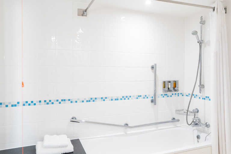 Bathroom 3, Holiday Inn HEMEL HEMPSTEAD M1, JCT. 8 by IHG, Hertfordshire