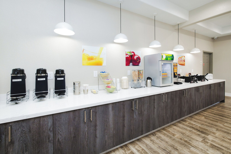 Food & Drinks 5, Quality Suites Houston Hobby Airport, Houston