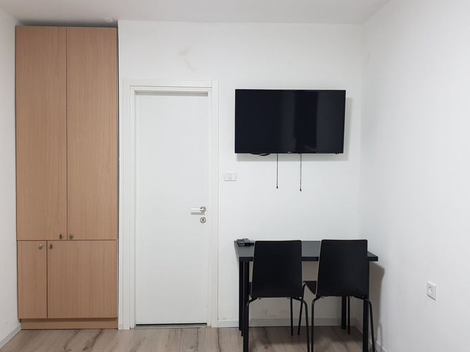 Others 5, Airport Guest House