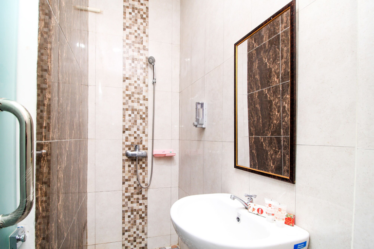 Bathroom 3, Capital O 217 A1 Hotel, Surabaya