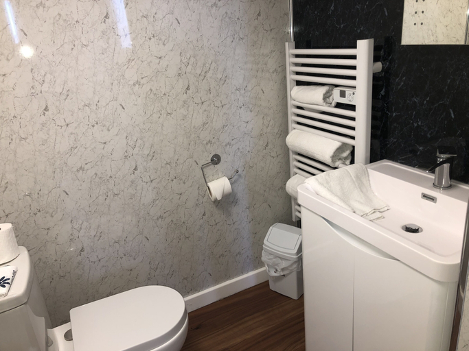 Bathroom 4, The Royal Clarence Hotel, Somerset