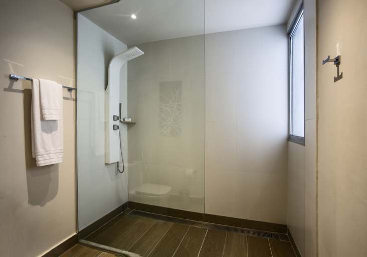 Bathroom 4, Hampton by Hilton David, David