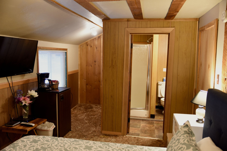 Bedroom 3, Gateway Inn, Pierce
