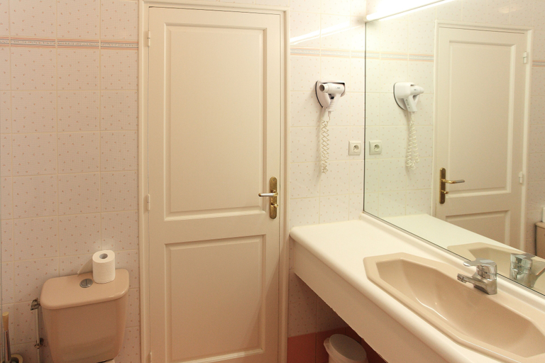 Bathroom 5, Hostellerie du Pavillon St Hubert, Oise