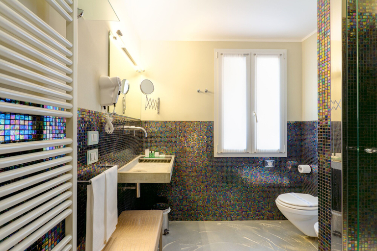 Bathroom 4, Il Convento dei Fiori di Seta, Bologna