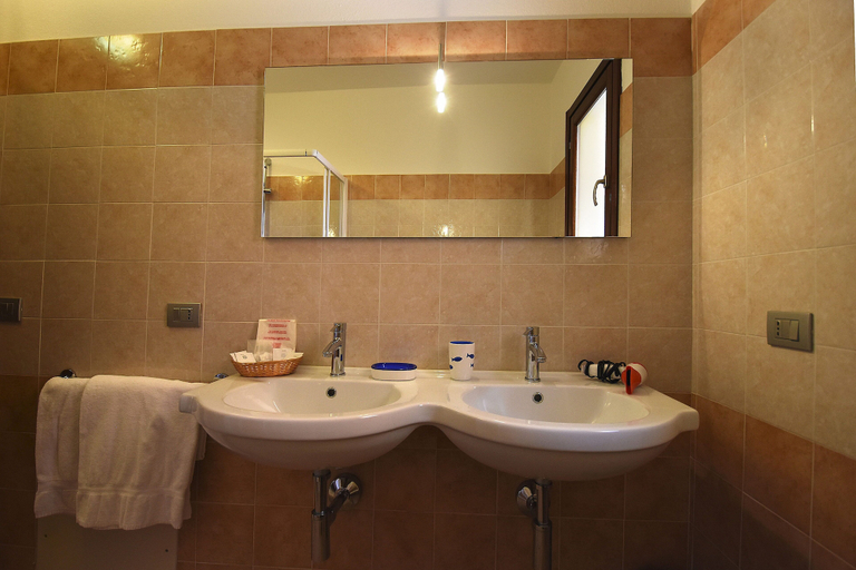 Bathroom 4, Il Girasole Hotel, Cagliari