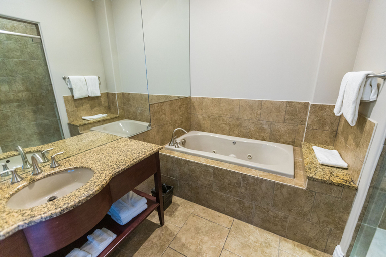 Bathroom 5, Camden on the Lake Resort & Spa, Camden