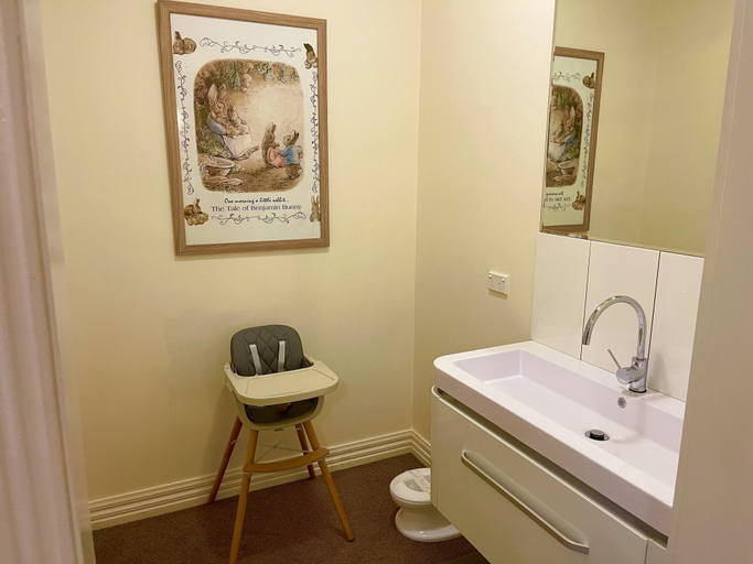 Bathroom 4, Austral Place 88 via Merri River, Warrnambool