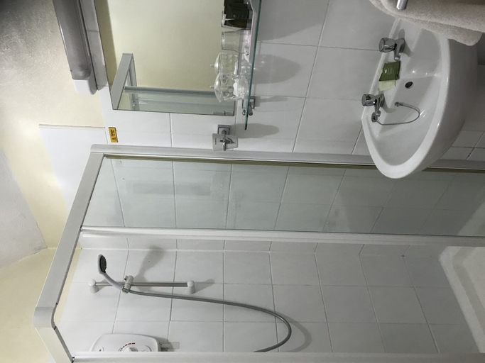 Bathroom 3, West Lodge Hotel, Buckinghamshire