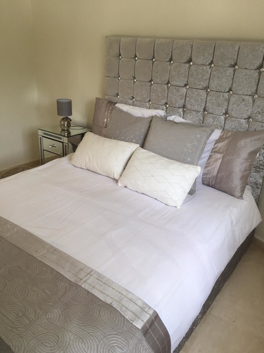 Bedroom 2, Fascinating & Luxurious Mountain & Pool View Apartment in Porto Banús, Málaga