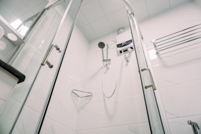 Bathroom 5, Homey and Spacious 3BR at Sky House BSD Apartment By Travelio, Tangerang Selatan