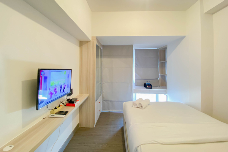 Bedroom 3, Warm and Homey Studio Tokyo Riverside PIK 2 Apartment By Travelio, Tangerang