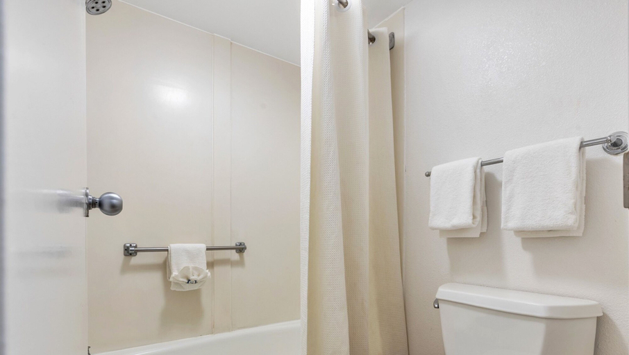 Bathroom 4, Studios and Suites 4 Less Emporia, Greensville