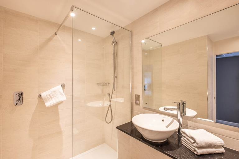 Bathroom 5, Holiday Inn LEICESTER by IHG, Leicester