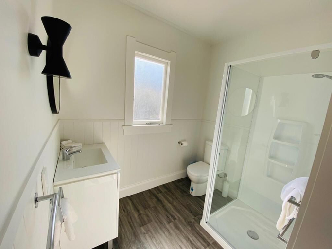 Bathroom 5, Shoreline Motel, Napier
