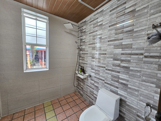 Bathroom 4, Red Castle Pension, Jeju