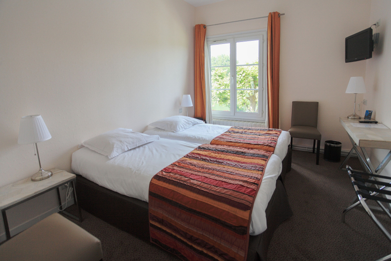 Bedroom 2, Hostellerie du Pavillon St Hubert, Oise
