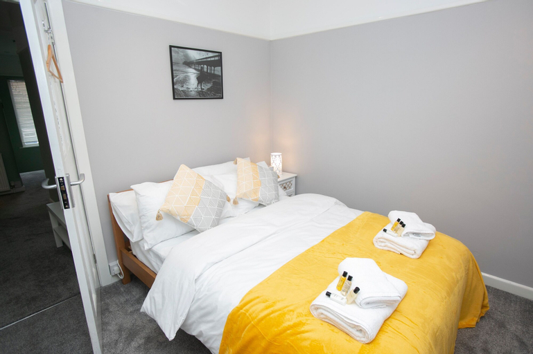 Bedroom 5, 3 Bedroom House with Parking Bournemouth, Bournemouth