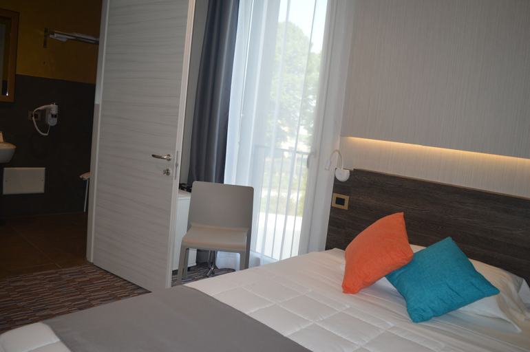 Bedroom 4, Hotel Enjoy, Rovigo