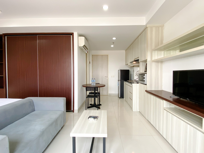 Bedroom 5, Spacious and Comfy Studio Room Azalea Suites Apartment By Travelio, Cikarang