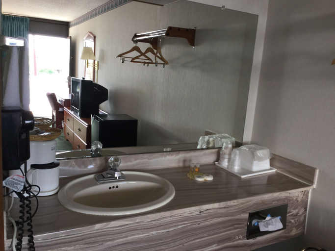 Bathroom 4, Sunset Inn Clarksville, Johnson