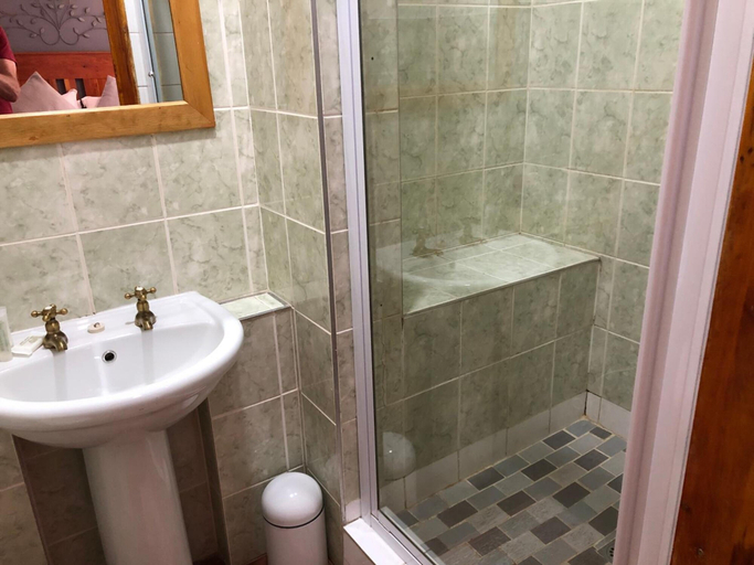Bathroom 3, The Solomon, Frances Baard