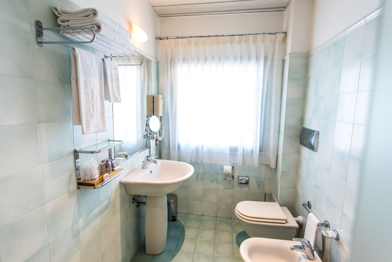 Bathroom 5, Hotel Touring, Modena