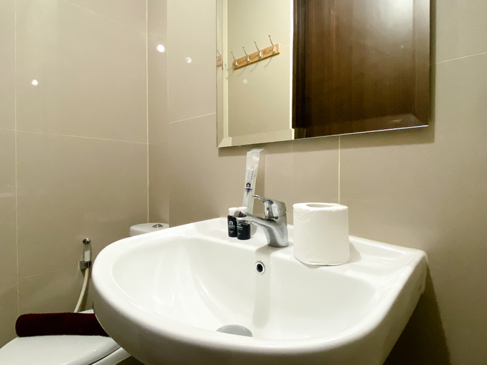Bathroom 4, Good Choice and Homey Studio Transpark Cibubur Apartment By Travelio, Depok