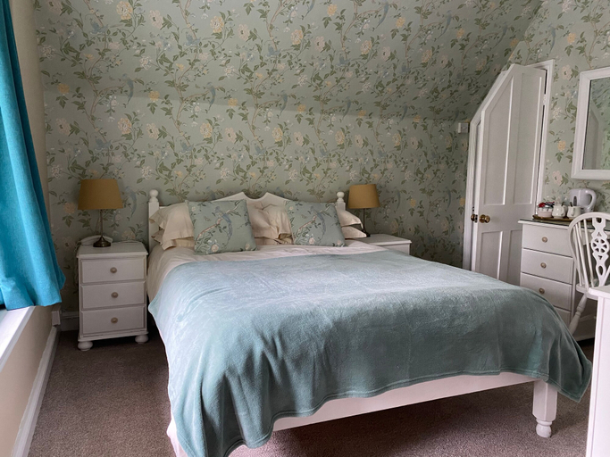 Bedroom 2, West Lodge Hotel, Buckinghamshire