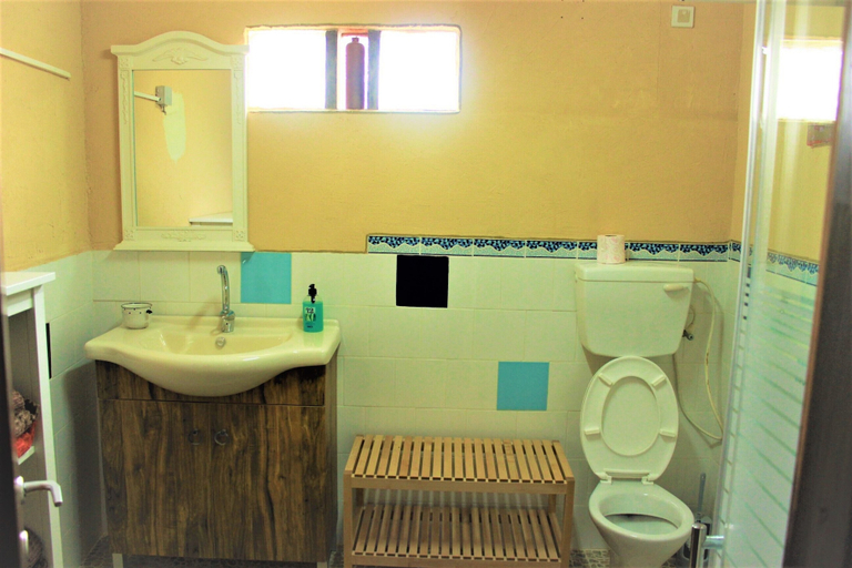 Bathroom 5, Chen in Ezuz