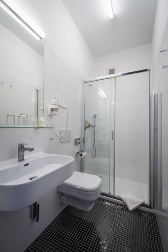 Bathroom 4, Hotel White Lion, Praha 8