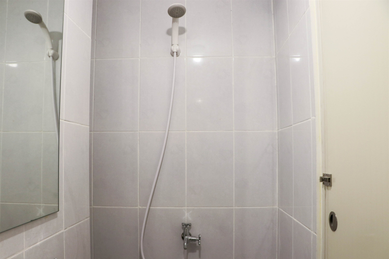 Bathroom 5, Compact and Tidy Studio at Tokyo Riverside PIK 2 Apartment By Travelio, Tangerang