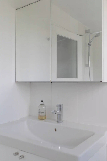 Bathroom 2, Compact & Light Studio Flat - Ladbroke Grove, London