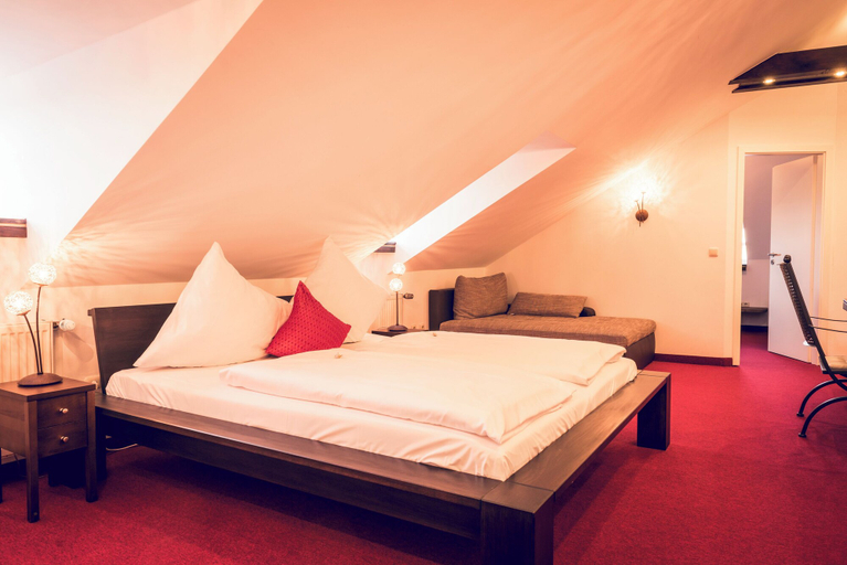 Bedroom 2, Schlosshotel Neufahrn, Landshut