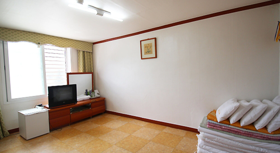 Bedroom 2, THE RED HOUSE - Hostel, Sokcho