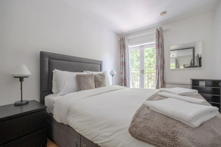 Bedroom 2, Bright 1 Bedroom Flat in Kensington Olympia, London