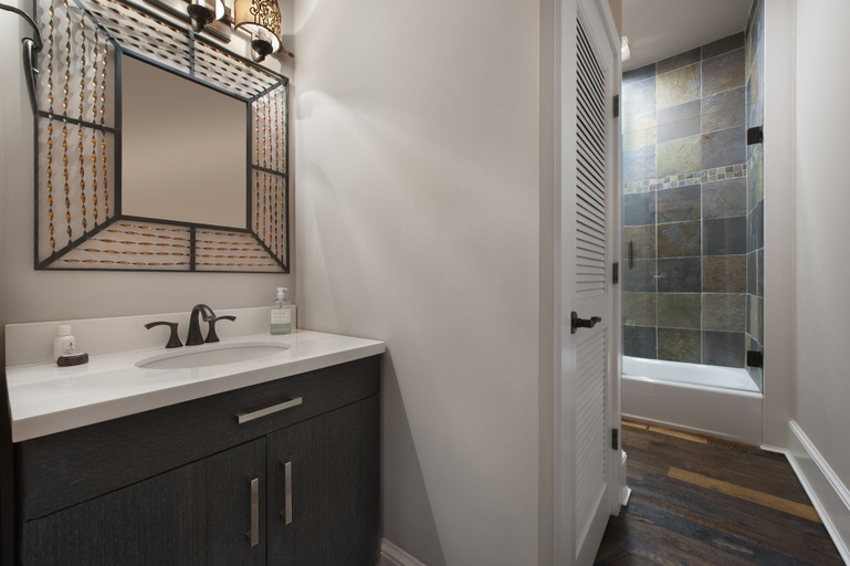 Bathroom 5, The Windsor Boutique Hotel, Buncombe