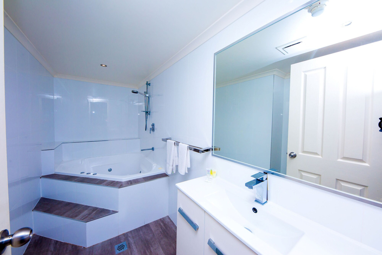 Bathroom 5, Atrium Resort, Gold Coast
