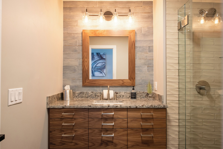 Bathroom 3, Lakefront 3BR Luxury Home at High Bluffs, Leelanau
