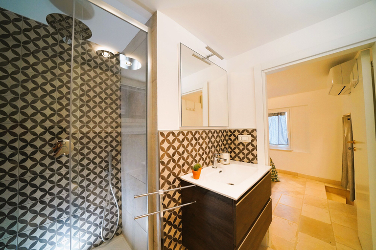 Bathroom 4, Domus Lapis - Arcuève, Brindisi